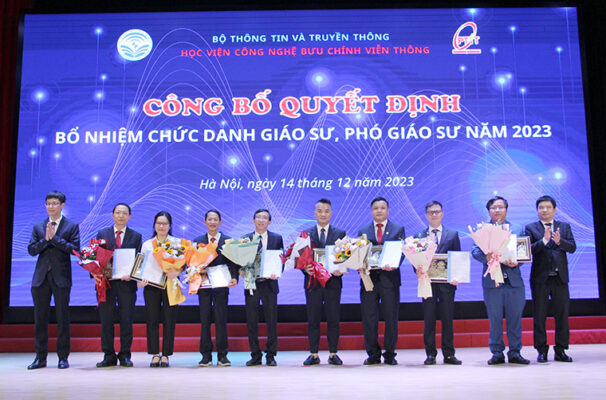 GS TS Từ Minh Phương, Chủ tịch Hội đồng Học viện, PGS.TS Đặng Hoài Bắc, Giám đốc Học viện trao Quyết định và tặng hoa chúc mừng các giảng viên đạt chuẩn chức danh Phó Giáo sư năm 2023