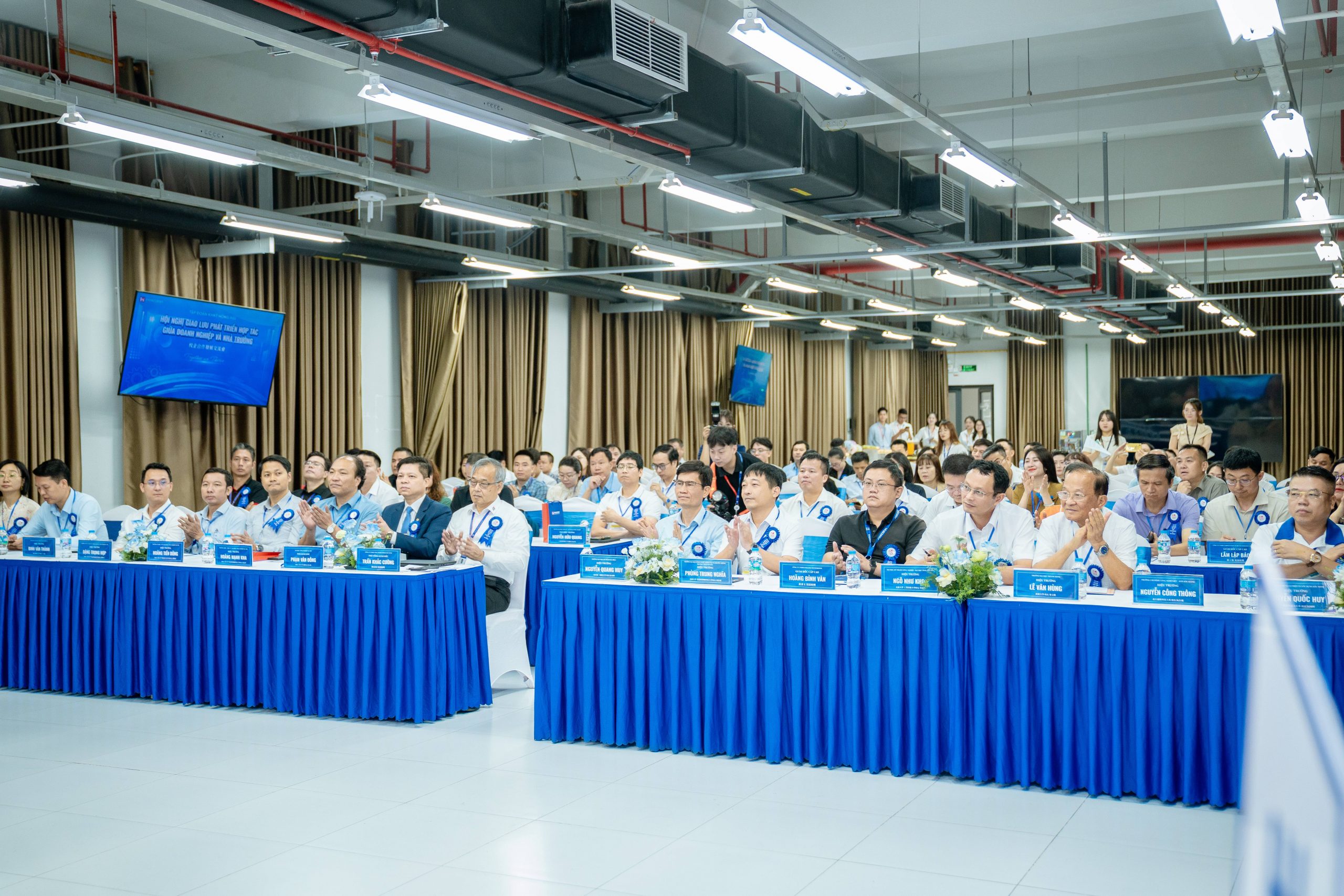 Các đại biểu tham dự Hội nghị