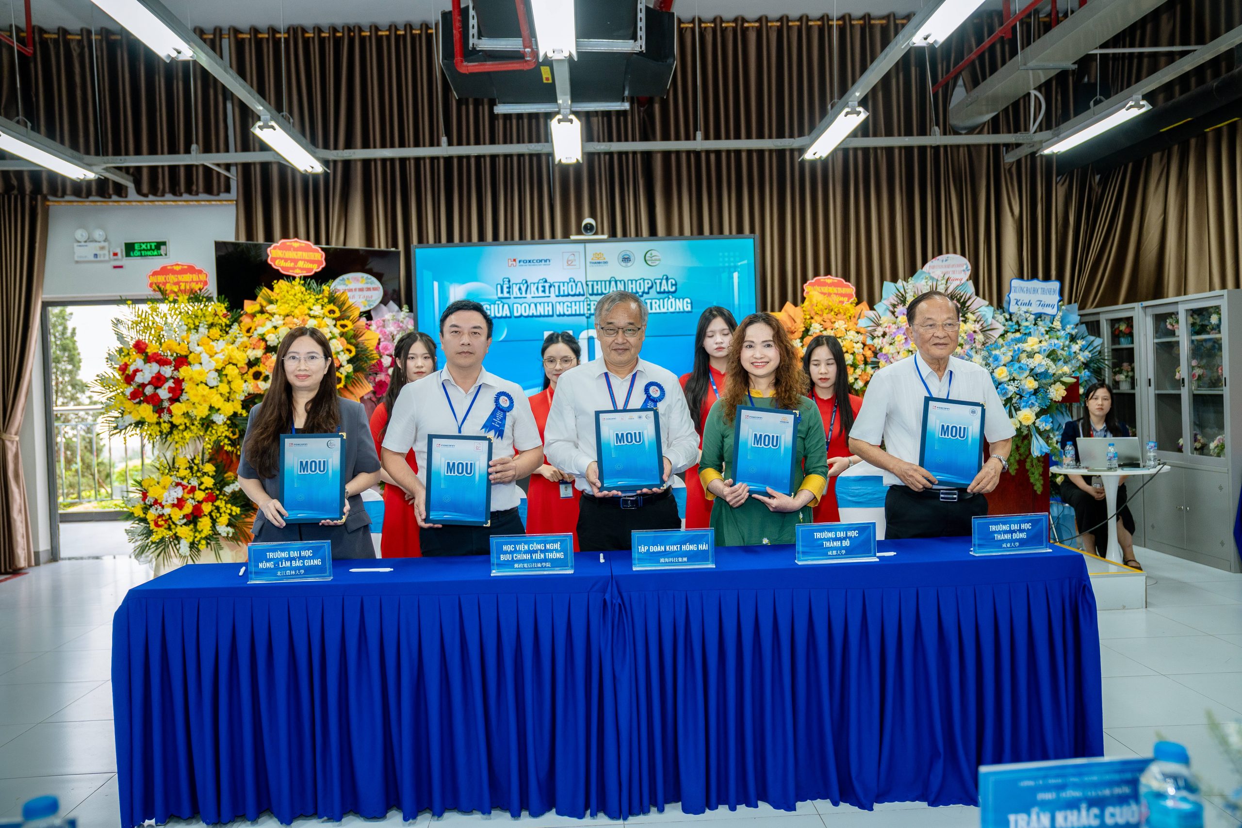 TS. Trần Đình Nam - Viện Kinh tế Bưu điện ký kết thỏa thuận hợp tác với Tập đoàn Foxconn
